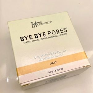It Cosmetics Bye Bye Pores tinted skin blurring finishing powder in light